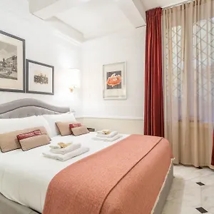 Stylish Spanish Steps Retreat Apartment